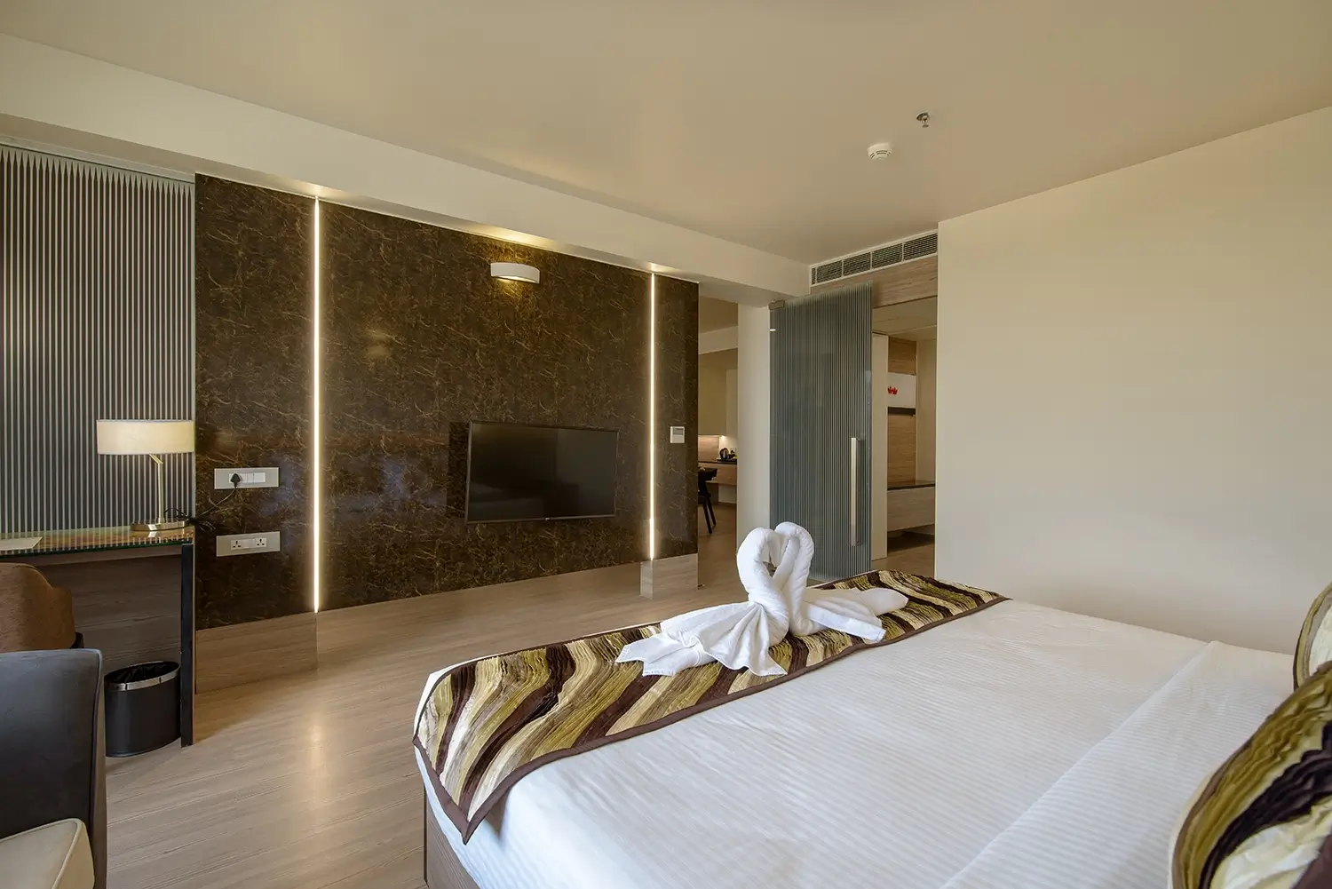 Golden leaves room 1 (1)